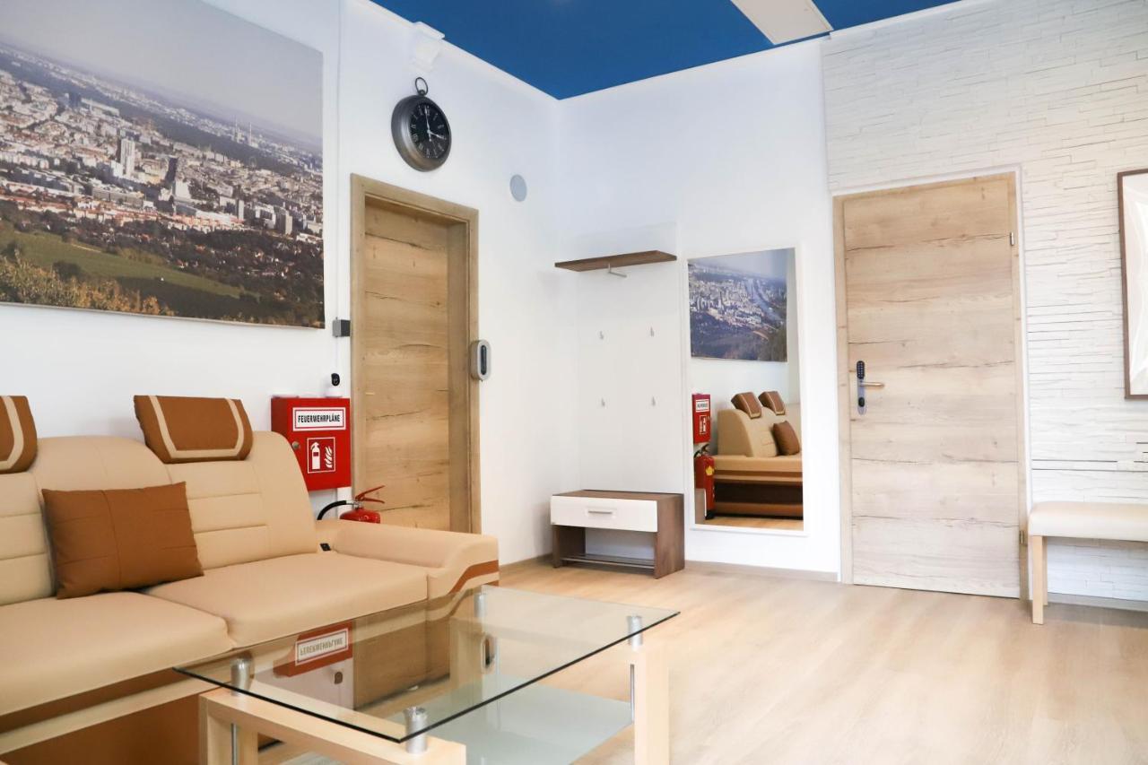 «go West» Guest Viena