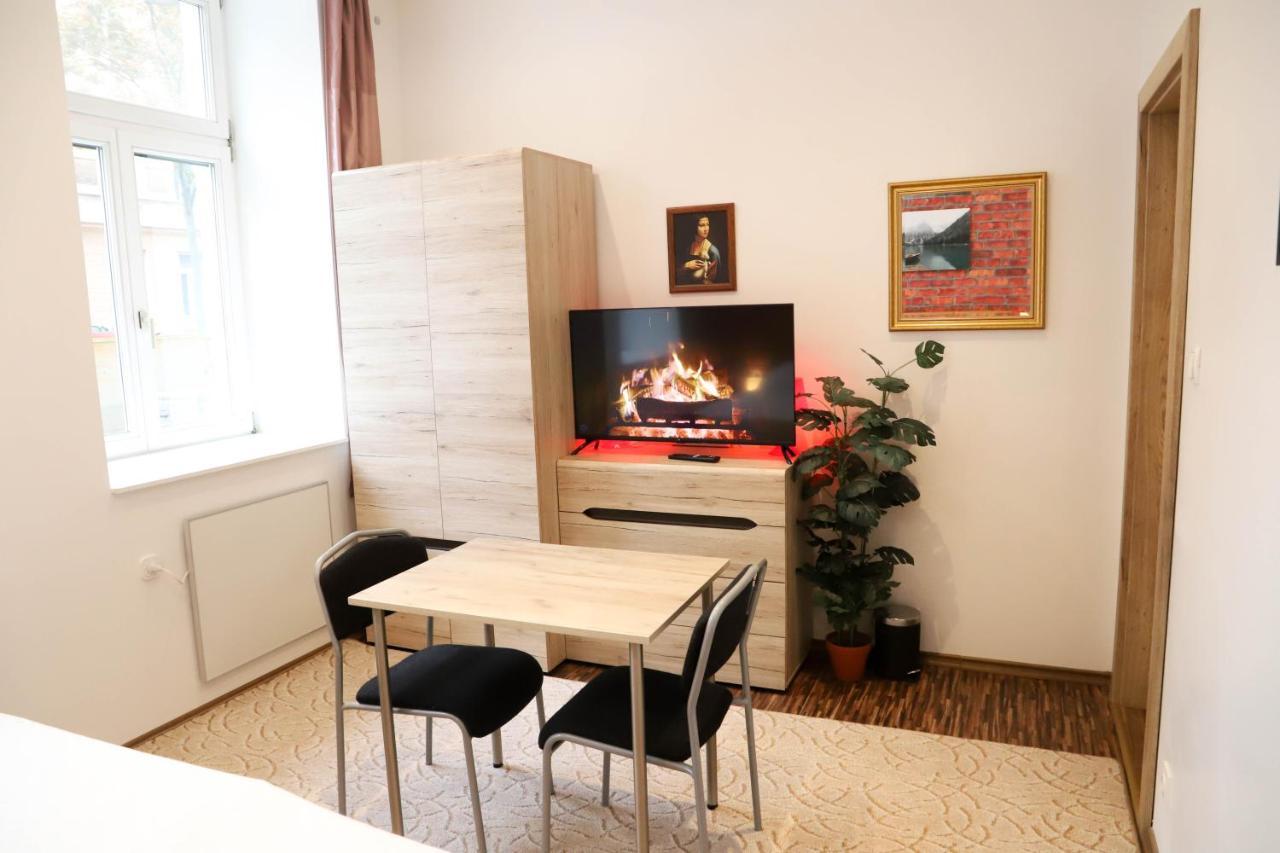 «go West» Guest Hostal